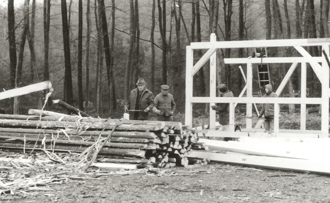 Aufbau der ersten Höhwaldhütte - 06