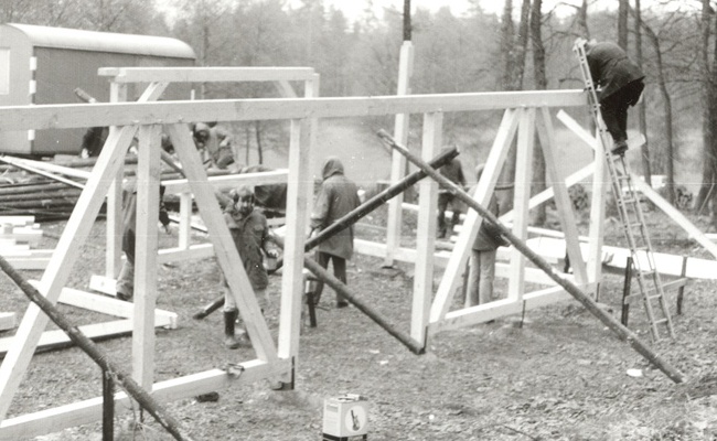 Aufbau der ersten Höhwaldhütte - 07
