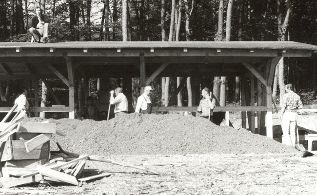 Aufbau der ersten Höhwaldhütte - 11