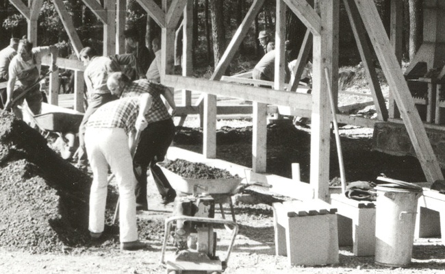 Aufbau der ersten Höhwaldhütte - 12